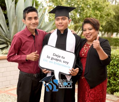 Foto de Graduación con mi Madre y Hermano | Juan Carlos De La Cruz Eligio